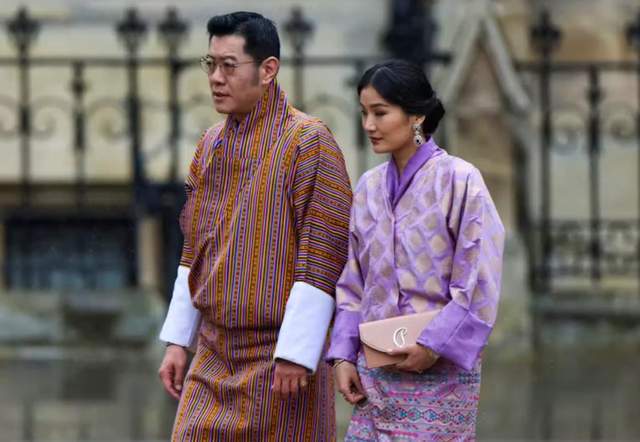 一袭紫色传统礼服好美五公主成了背景板ayx爱游戏app不丹王后闪耀印度(图9)